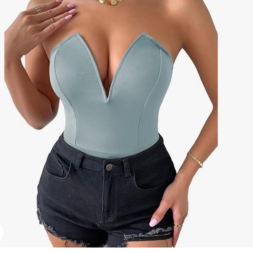 NWOT Women's V-Neck Sleeveless Bodysuit - M